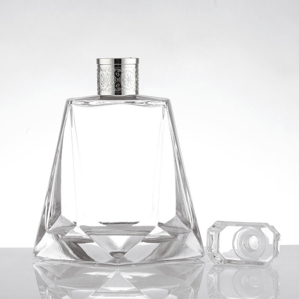Custom Glass Bottles and Complete Packaging Solutions from LYL GLASS